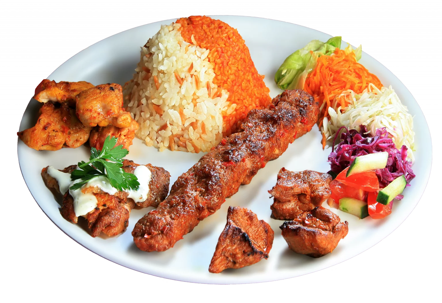 Spieße über dem Holzkohlegrill